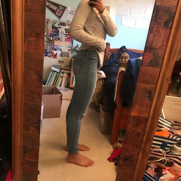 LIKE NEW Distressed Skinny Jeans - Picture 3 of 4